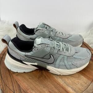 Nike V2K Run PRM Women's Size 10 Light Pumice Light Orewood FN6703-003‎